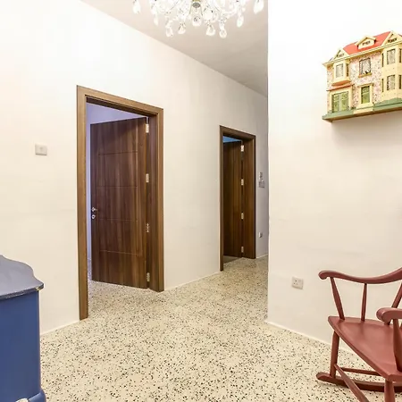 Lovely & Spacious Close To The By 360 Estates